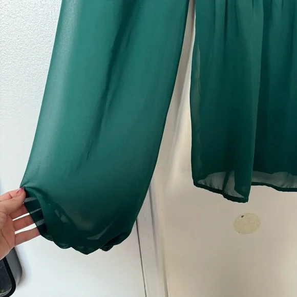 ❌ SOLD ❌ Abercrombie & Fitch Green Top with Sheer Sleeves - Picture 4 of 7